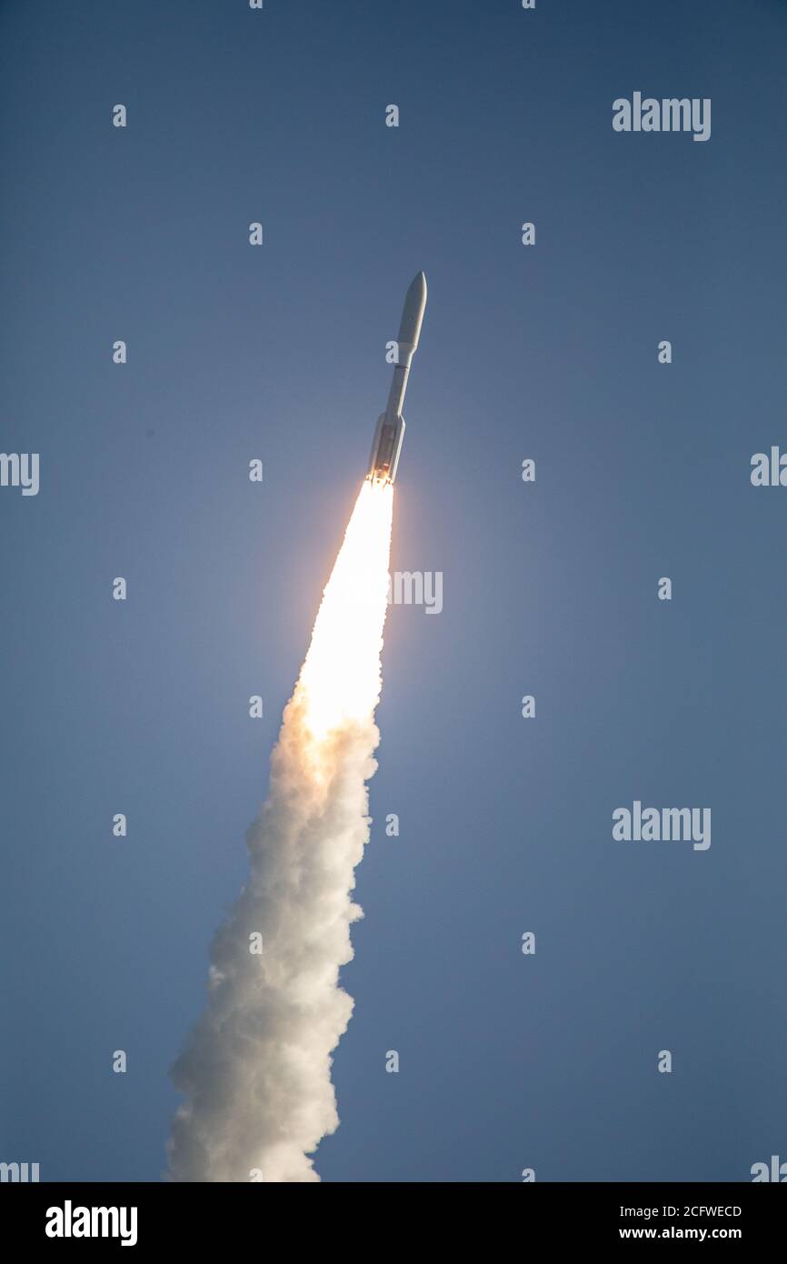 CAPE CANVERAL, FL, USA - 30. Juli 2020 - vor dem Hintergrund des blauen Himmels hebt eine United Launch Alliance ATLAS V 541-Rakete vom Space Launch Complex 4 ab Stockfoto