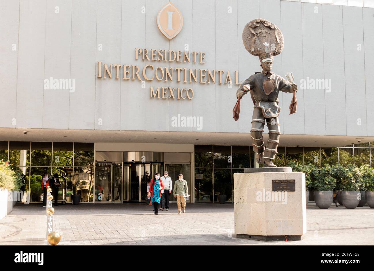 Im Presidente Intercontinental Hotel tauchen Menschen mit Gesichtsmasken auf In Mexiko-Stadt während der Covid-19-Pandemie Stockfoto