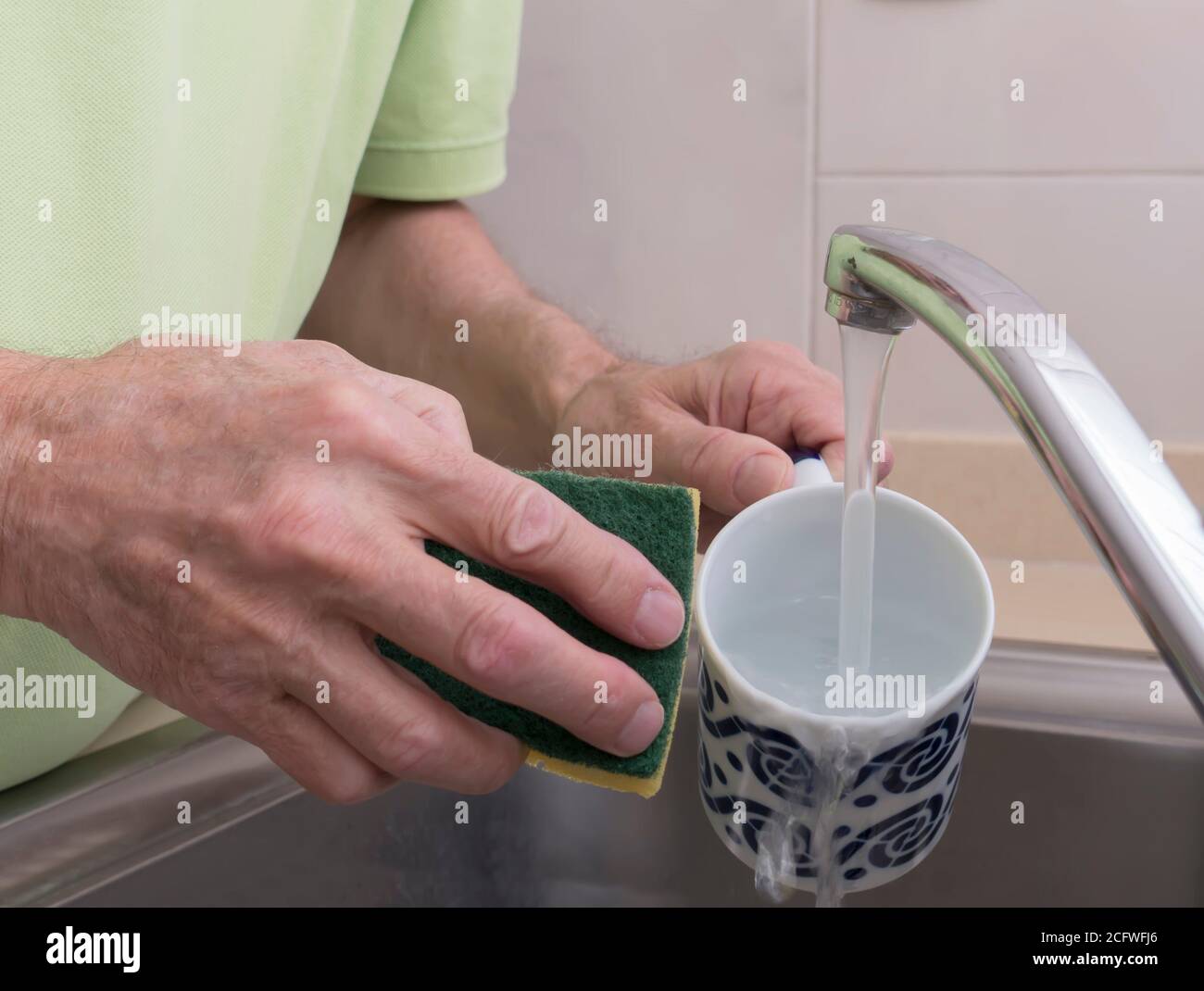 Eine Tasse waschen Stockfoto