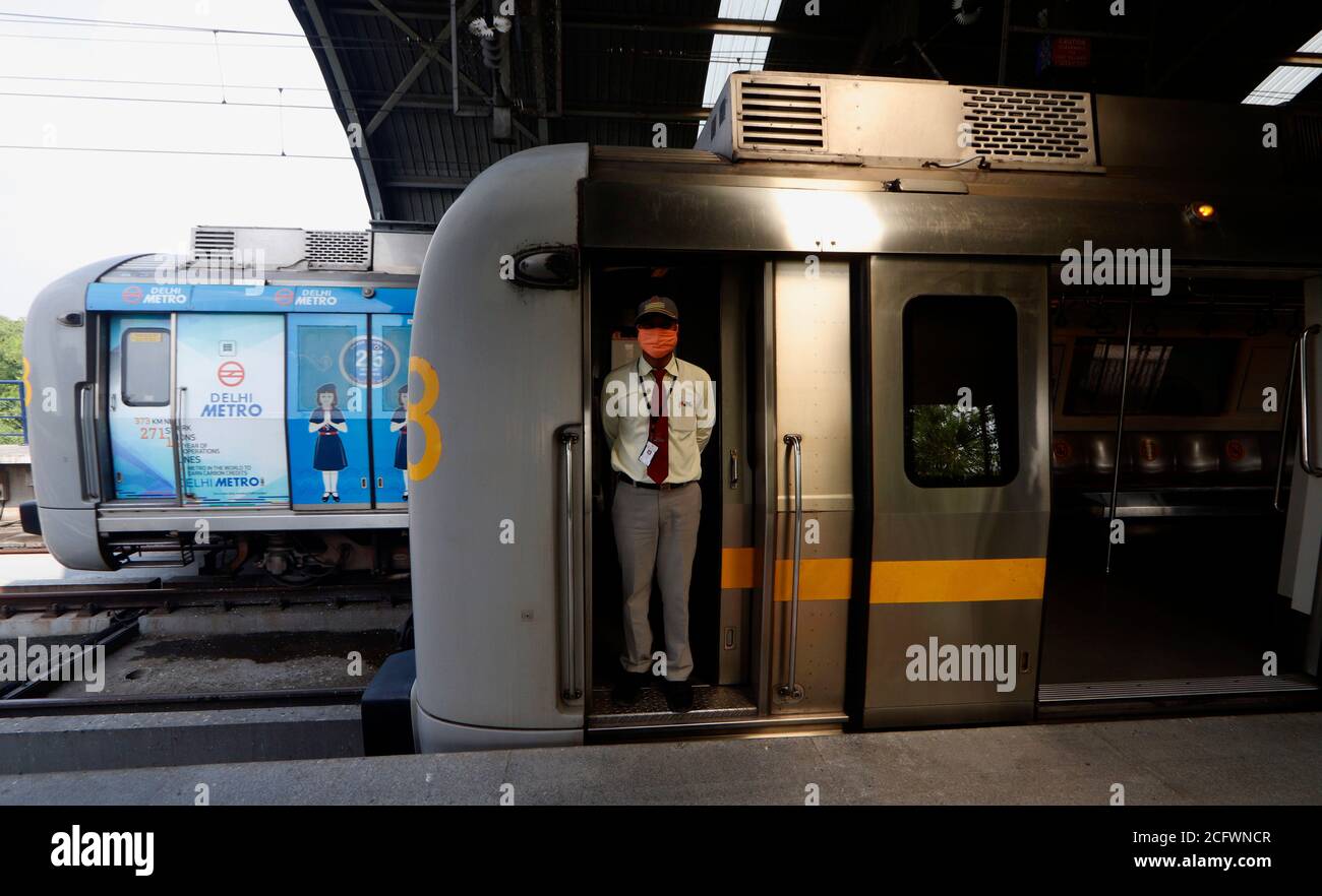 Neu Delhi, Indien. September 2020. Ein Fahrer mit Gesichtsmaske wartet auf das grüne Signal in Delhi Metro am ersten Tag der Wiedereröffnung nach 5 Monaten Covid-19. Am ersten Tag, die gelbe Linie zwischen HUDA City Centre und Samaypur Badli, wird von 7 bis 11 Uhr laufen, Und 16 bis 20 Uhr in der 2. Phase. Die U-Bahn wird ab September 12 den vollen Betrieb wieder aufnehmen. Kredit: SOPA Images Limited/Alamy Live Nachrichten Stockfoto