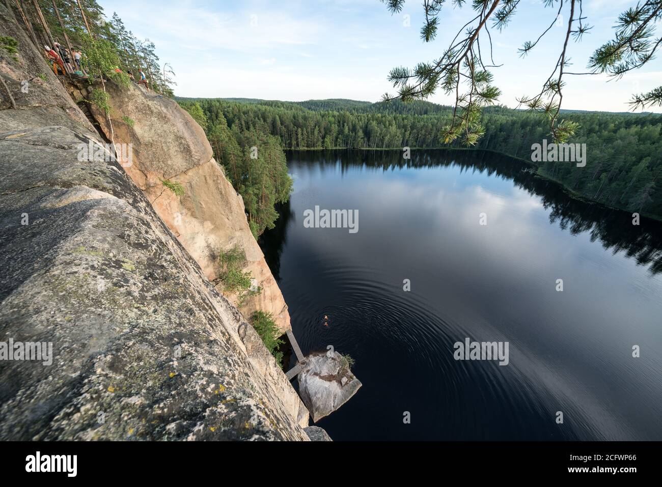 Trad Klettern in Olhavanvuori, Repovesi Nationalpark, Kouvola, Finnland Stockfoto