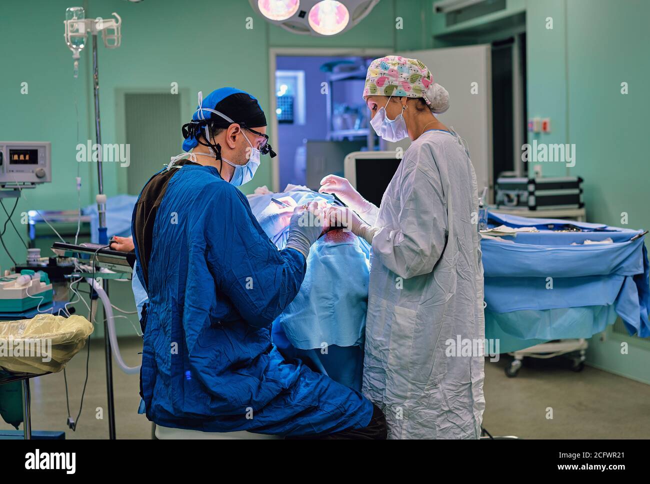Konzentrierter Chirurg während einer Operation Stockfoto