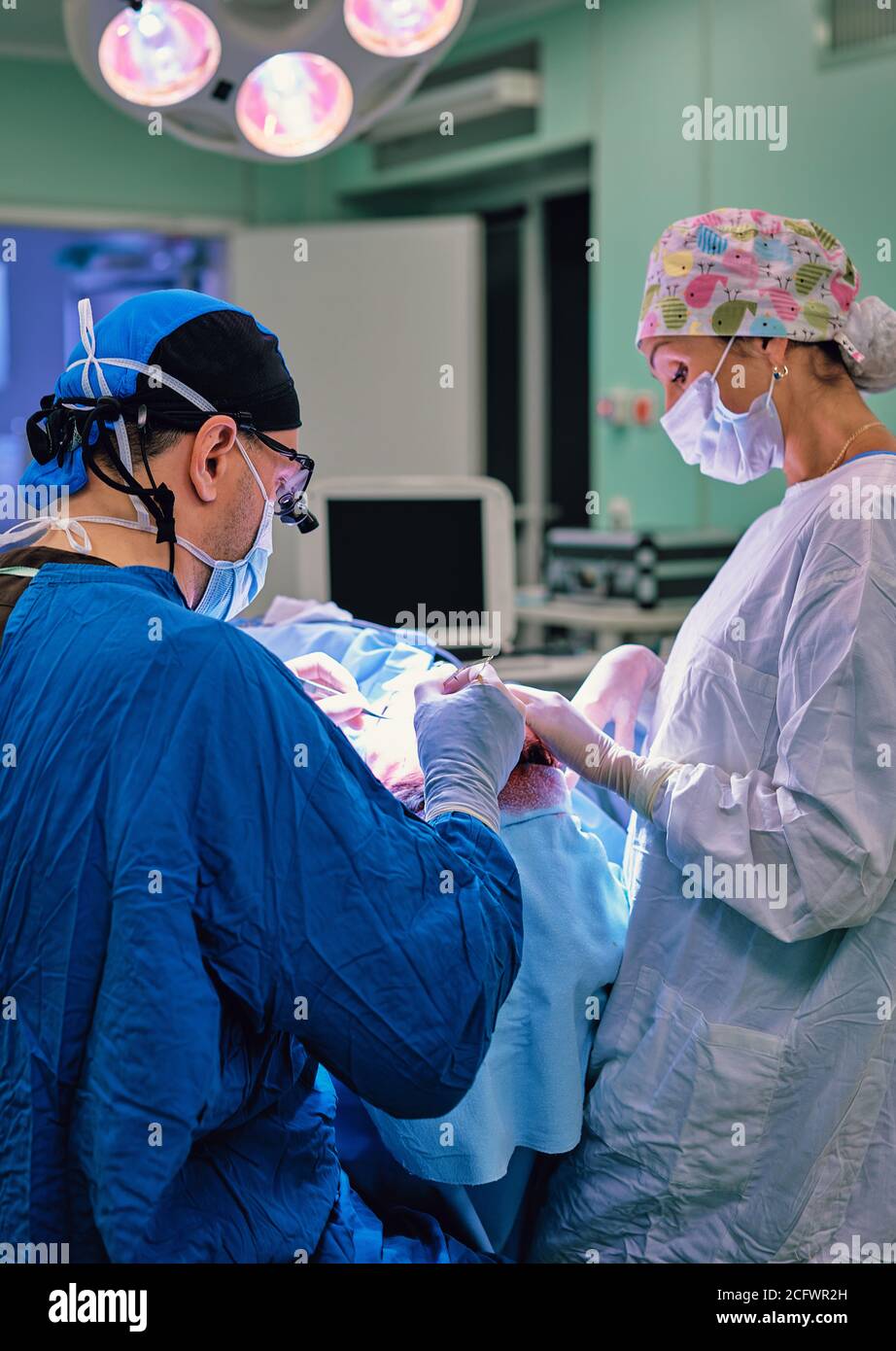 Konzentrierter Chirurg während einer Operation Stockfoto