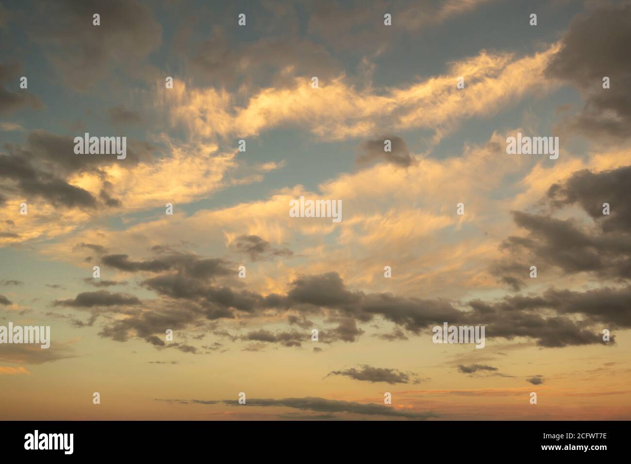 Dunkle und helle Wolken an einem Sonnenaufgang bei Sonnenuntergang Stockfoto