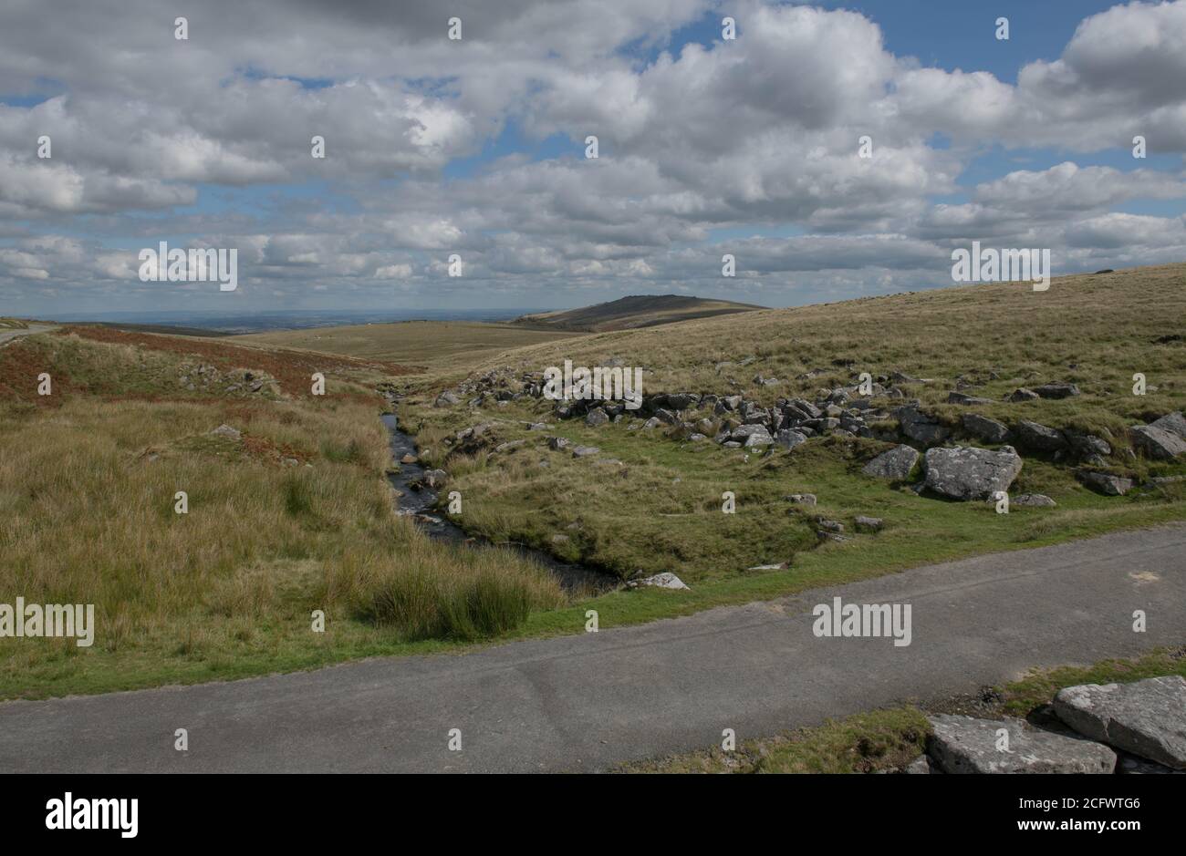 Black-a-Ven Brook fließt durch Moorland auf Okehampton Common im Dartmoor National Park in Rural Devon, England, Großbritannien Stockfoto
