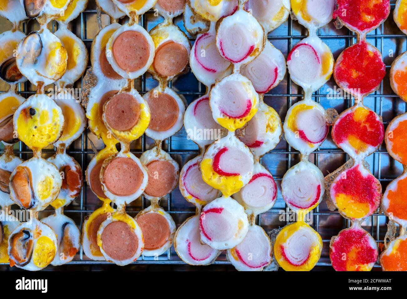 Gebratene Wachteleiersticks (Khanom Krok Khai NOK Krata in thailändischer Sprache) im thailändischen Stil Rezept. Dieser Snack gehört zu den beliebtesten in Street Food von Thai Stockfoto