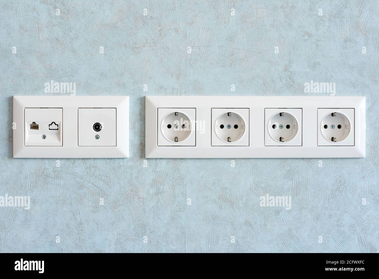 Installation von modernen Strom-, Kommunikations-LAN RJ45 und TV-Steckdosen an einer Wand Nahaufnahme. Stockfoto