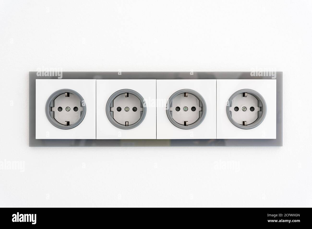 Installation moderne Steckdosen auf einer bemalten Wand Nahaufnahme. Graue  und weiße Steckdose Stockfotografie - Alamy