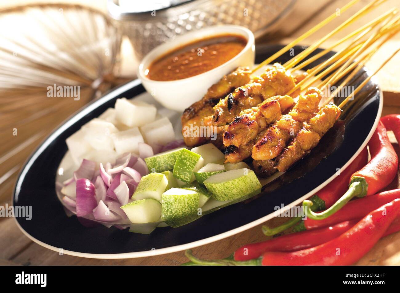 Asiatische Küche Satay serviert mit Zwiebeln, Gurken und Ketupat Stockfoto