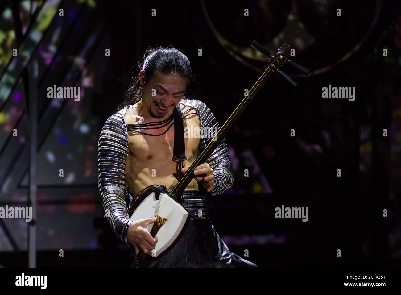 Ein Shamisen-Spieler während der Mangekyo-Performance der Wadaiko-Gruppe, DRUM TAO im Lumine 0 Theater, Shinjuku, Tokio, Japan, Stockfoto