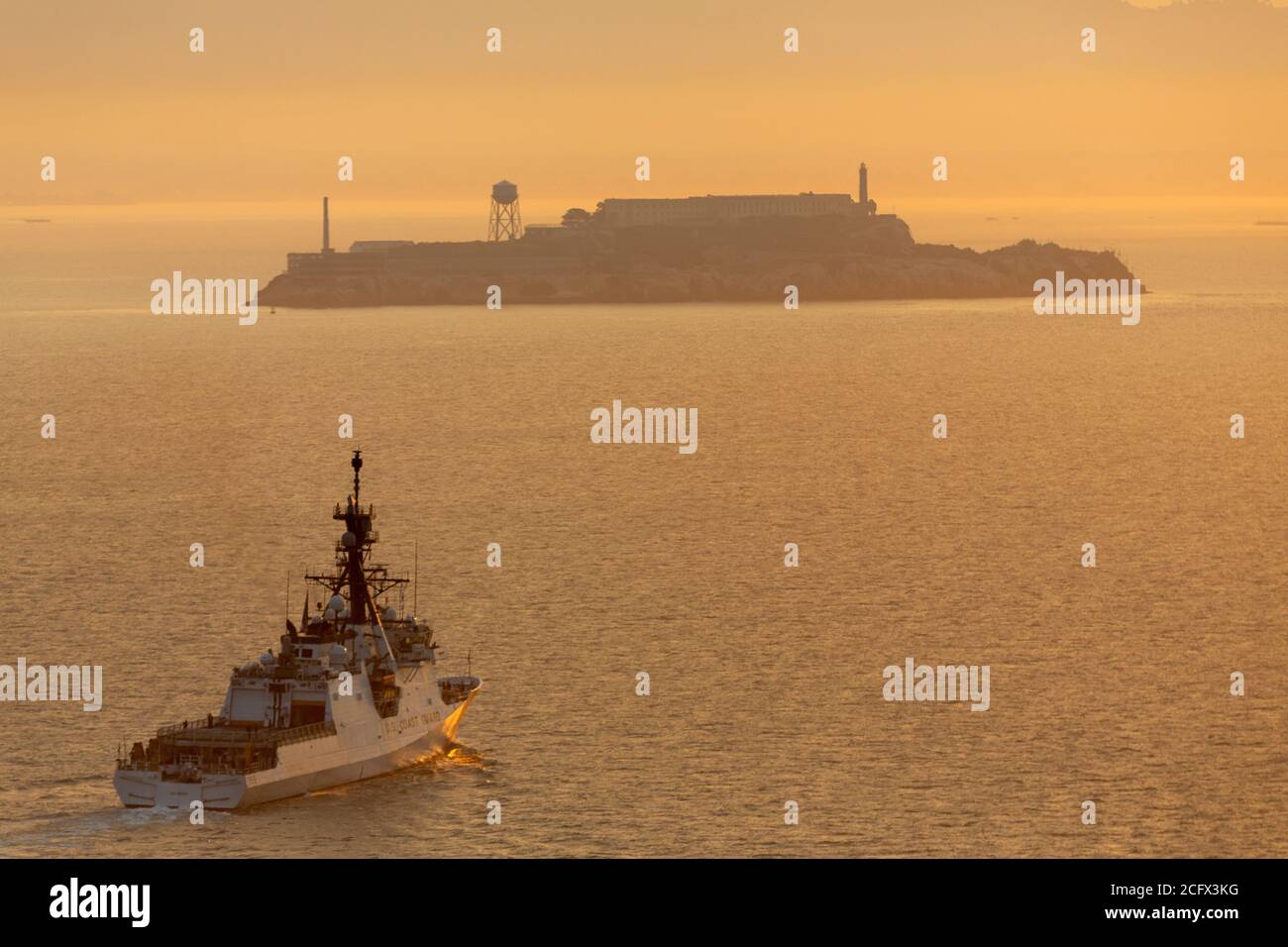 Der Küstenwache-Cutter Munro (WMSL 755) durchfährt die San Francisco Bay auf dem Weg zum Heimathafen des Cutter in Alameda, Kalifornien, 7. September 2020. Munro's Crew absolvierte eine dreimonatige Multi-Mission-Patrouille, einschließlich der Fischereidurchsetzung in der Beringsee und der Teilnahme an der alle zwei Jahre stattfindenden Rim of the Pacific 2020 Übung vom 17. Bis 31. August in den Gewässern um die Hawaii-Inseln. Foto von Pablo Fernicola. Stockfoto