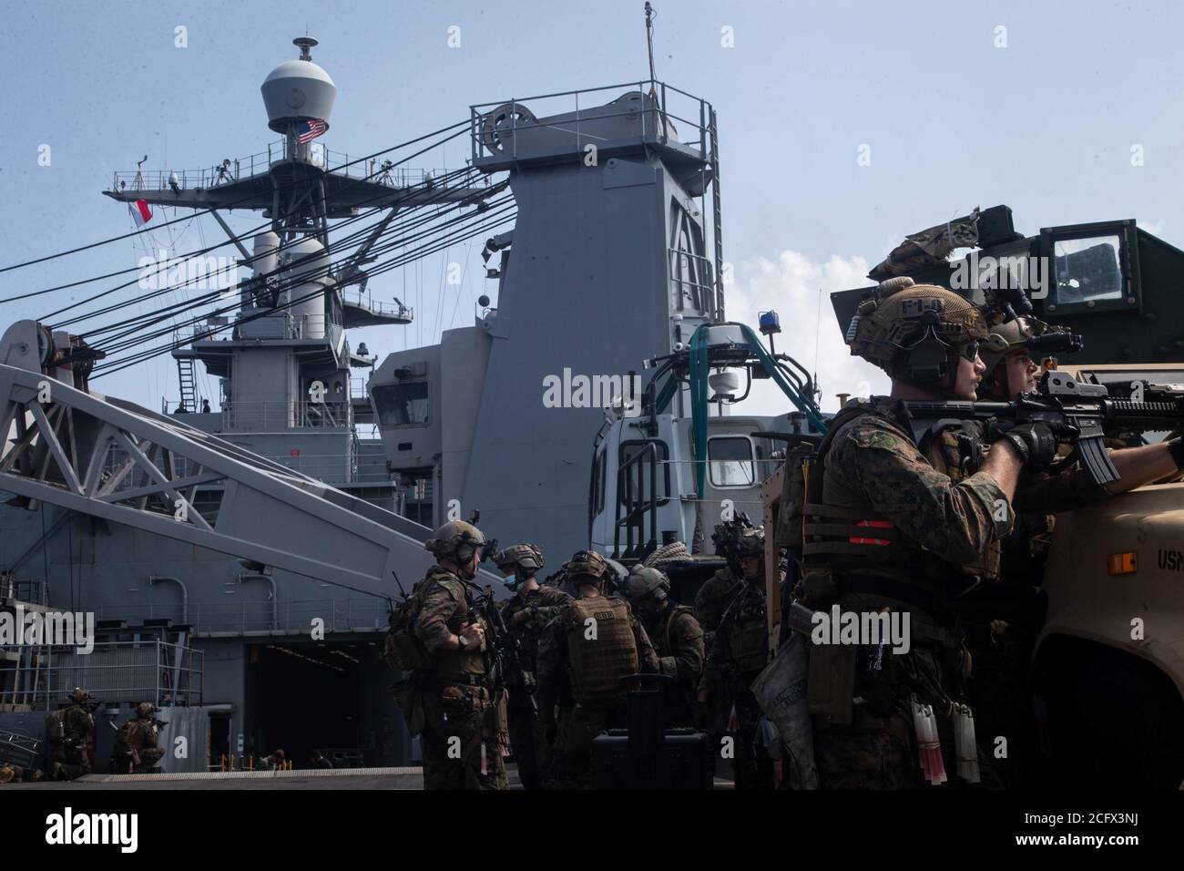 SÜDCHINESISCHES MEER (SEPT 6, 2020) Aufklärungsmarinen mit der Maritime RAID Force sorgen die 31st Marine Expeditionary Unit (MEU) für Sicherheit während einer simulierten Visit-, Board-, Such- und Beschlagnahmung (VBSS)-Mission an Bord des Anlegeschiffs USS Germantown (LSD 42). VBSS ist ein Teil von Maritime Interception Operations, die darauf abzielen, feindliche Streitkräfte oder Lieferungen im maritimen Bereich zu verzögern, zu stören oder zu zerstören. Germantown, Teil der America Amphibious Ready Group (ARG), 31. MEU-Team, ist im 7. US-Flottenbereich tätig, um die Interoperabilität mit Verbündeten und Partnern zu verbessern und als Ready zu dienen Stockfoto