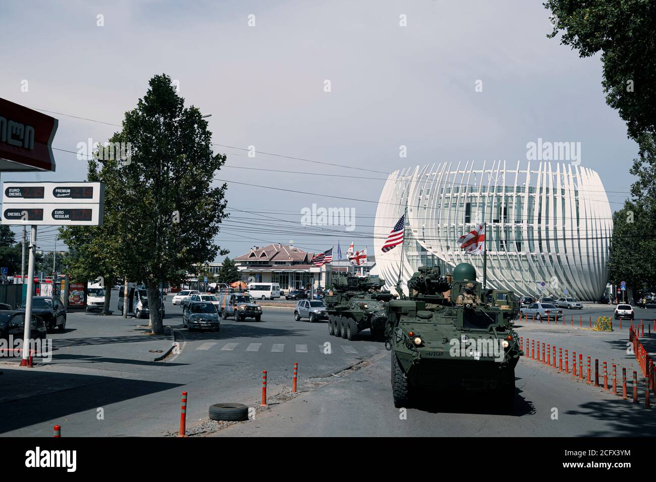Stryker-Fahrzeuge der US-Armee, die dem 4. Geschwader, 2d-Kavallerieregiment, zugewiesen wurden, fahren durch die georgische Stadt Gori während des taktischen straßenmarsches für die Noble Partner 20-Übung vom Senaki Air Base, Georgia, zur Vaziani Military Base, Georgia, 6. September 2020. Exercise Noble Partner wurde entwickelt, um regionale Partnerschaften zu verbessern und die Bereitschaft und Interoperabilität der US-Streitkräfte in einer realistischen, multinationalen Schulungsumgebung zu erhöhen. Die Übung ermöglicht es den Teilnehmern, situationsbezogene Trainingsübungen, Live-Feuer-Übungen und kombinierte mechanisierte Manöver durchzuführen. Das 4. Geschwader, 2d Cava Stockfoto