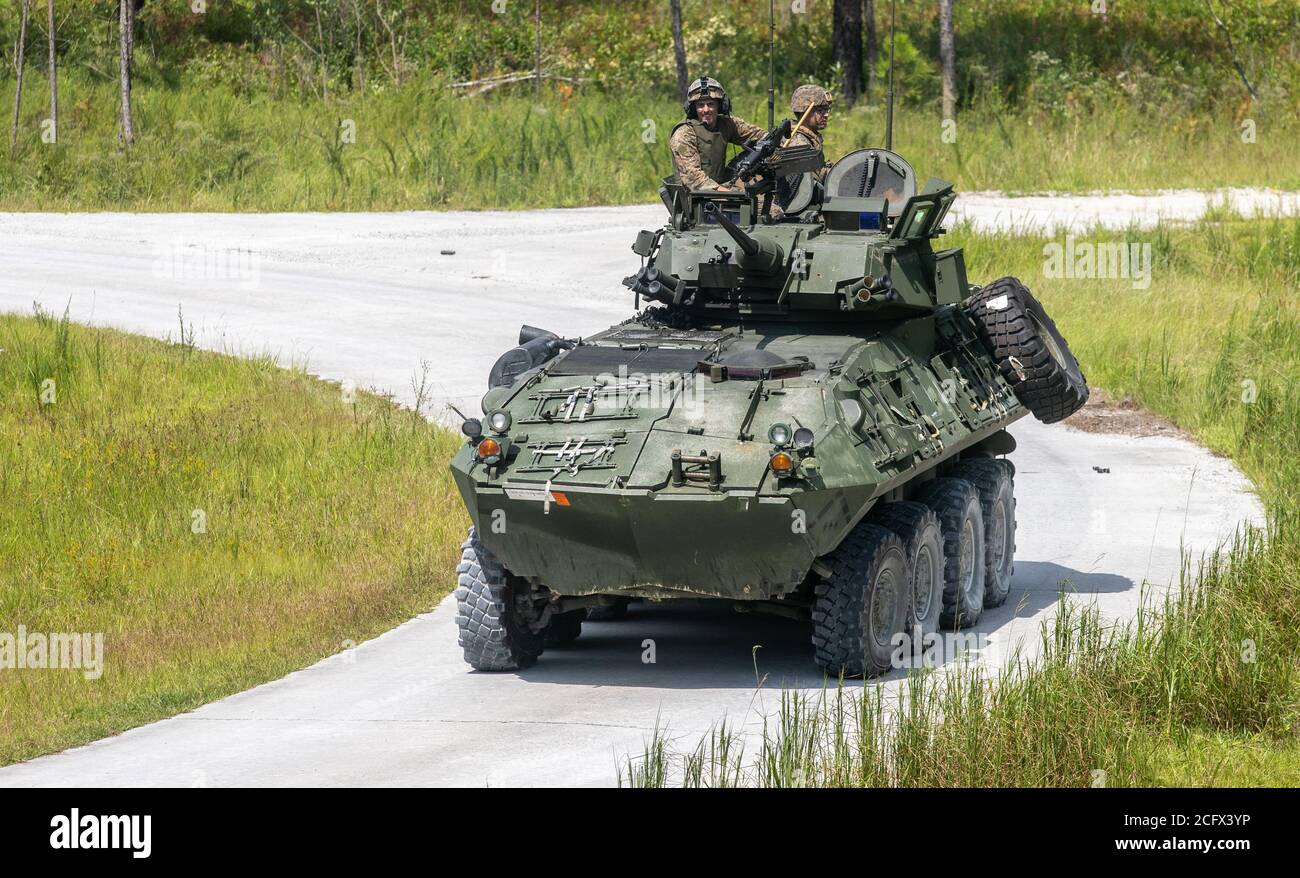 U.S. Marines mit 2d Light Armored Reconaissence Bataillon nehmen am Top Gun Wettbewerb im Camp Lejeune, North Carolina, 3. September 2020 Teil. Der Wettbewerb umfasst die am besten ausgebildeten Fahrzeugcrewmen auf einer Strecke mit randomisierten Zielpositionen, die Verwendung aller Waffensysteme, die in der Light Armored Vehicle 25. (USA Marine Corps Foto von Lance CPL. Brian Bolin Junior) Stockfoto