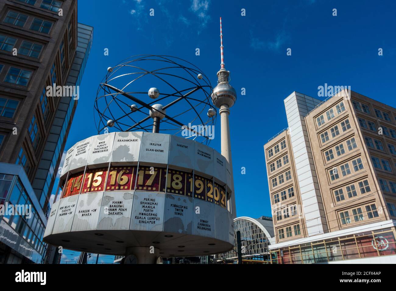 Weltzeituhr am Alexanderplatz im Zentrum von Berlin, Deutschland Stockfoto