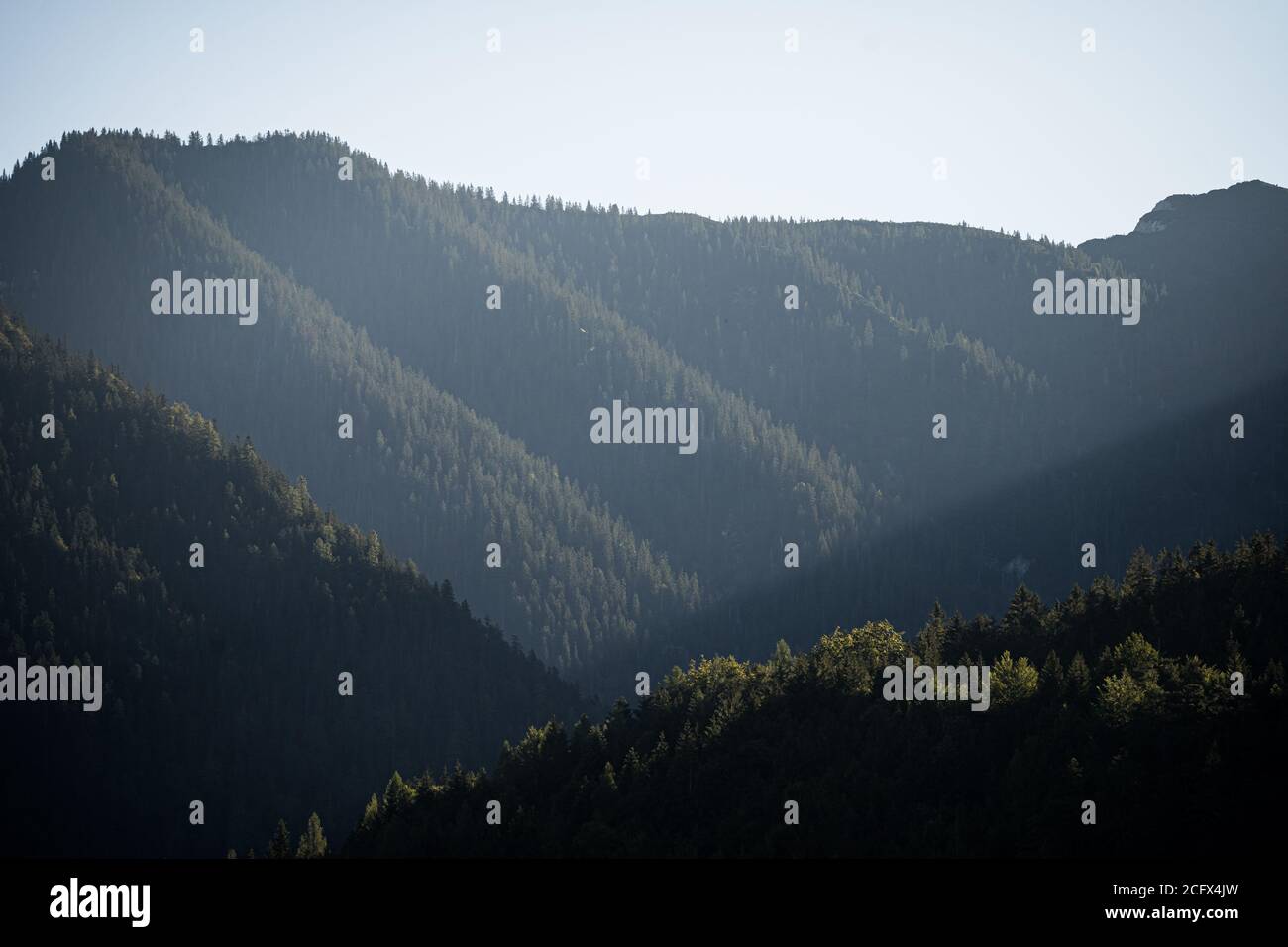 Blick auf das karwendelgebirge und erste Sonnenstrahlen am frühen Morgen in Deutschland, Bayern-Bayern, aus der Alpenstadt Mittenwald Stockfoto