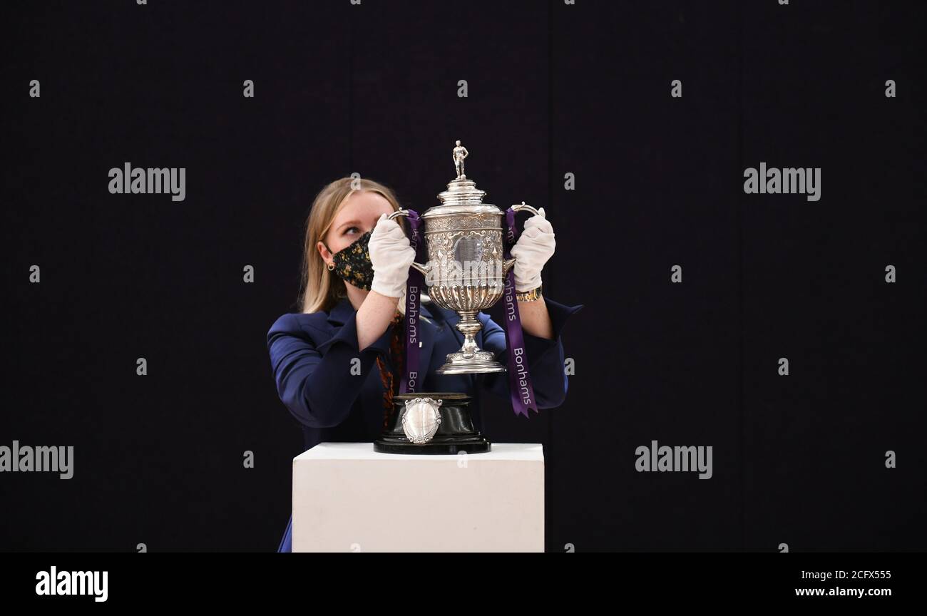 Bonhams, London, Großbritannien. September 2020. Die älteste erhaltene FA Cup Trophy, vergeben von 1896 bis 1910 führt einen speziellen Sporting Trophies Sale am 29. September in Bonhams New Bond Street Saleroom mit einer Schätzung von £700,000-900,000. Ein einzigartiges Stück englischer Fußballgeschichte, diese Trophäe ist der älteste noch erhaltene FA Cup – überreicht an die Siegerteams zwischen 1896 und 1910, darunter Manchester United, Manchester City, Everton, Newcastle United und Tottenham Hotspur. Kredit: Malcolm Park/Alamy Stockfoto