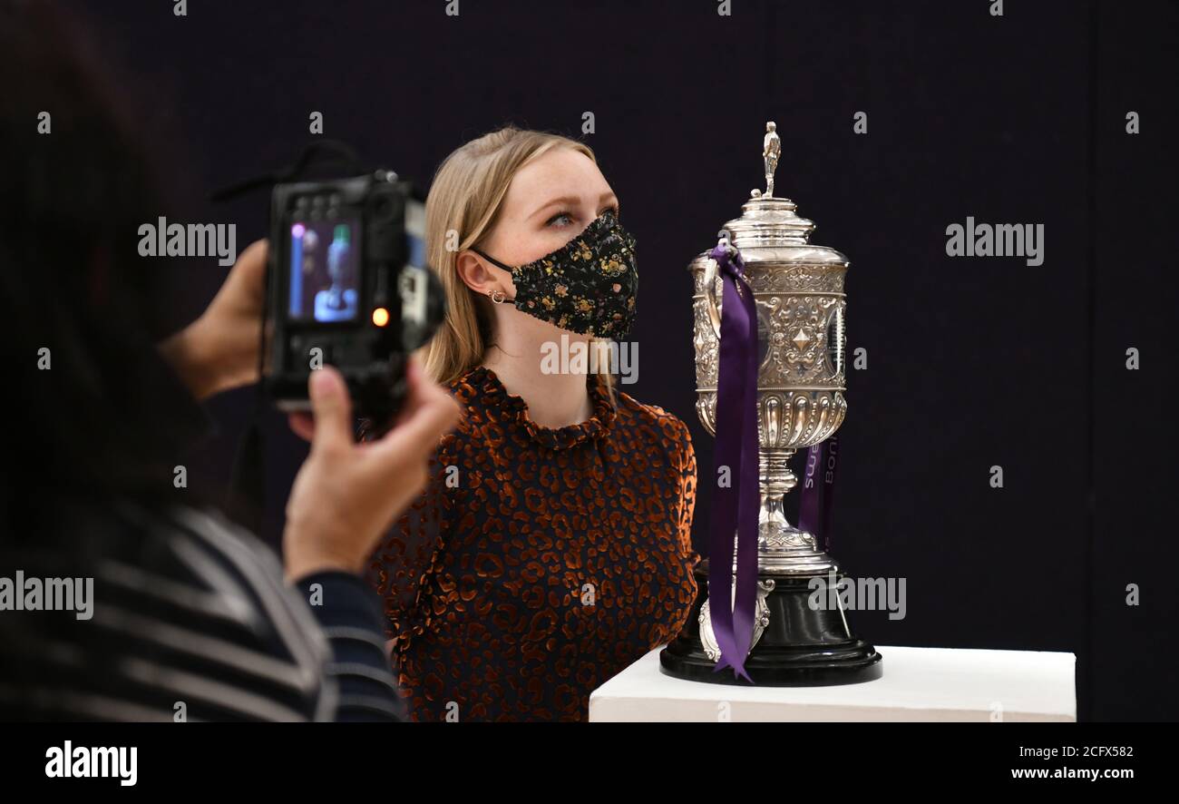 Bonhams, London, Großbritannien. September 2020. Die älteste erhaltene FA Cup Trophy, vergeben von 1896 bis 1910 führt einen speziellen Sporting Trophies Sale am 29. September in Bonhams New Bond Street Saleroom mit einer Schätzung von £700,000-900,000. Ein einzigartiges Stück englischer Fußballgeschichte, diese Trophäe ist der älteste noch erhaltene FA Cup – überreicht an die Siegerteams zwischen 1896 und 1910, darunter Manchester United, Manchester City, Everton, Newcastle United und Tottenham Hotspur. Kredit: Malcolm Park/Alamy Stockfoto