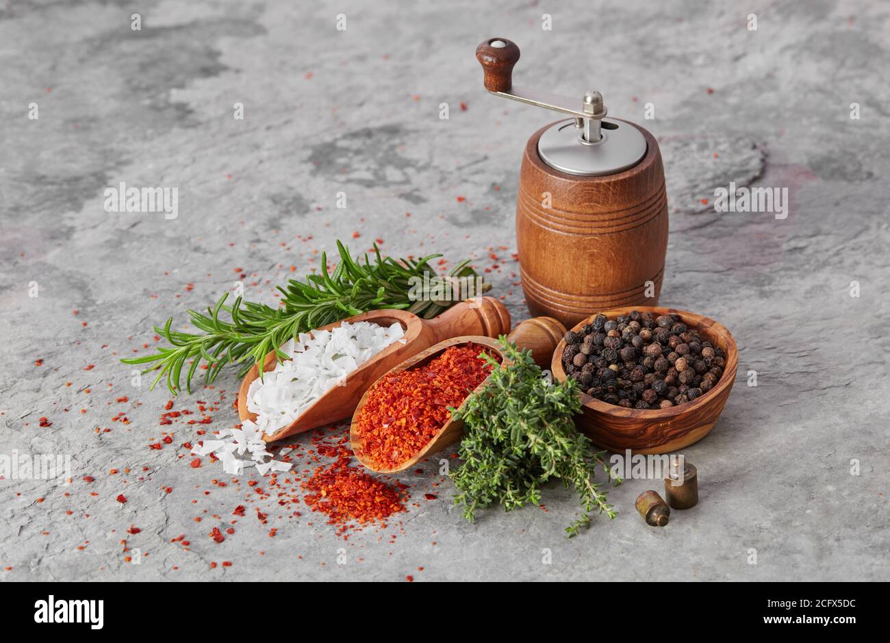 Gewürze und Kräuter auf Stein Hintergrund Stockfoto