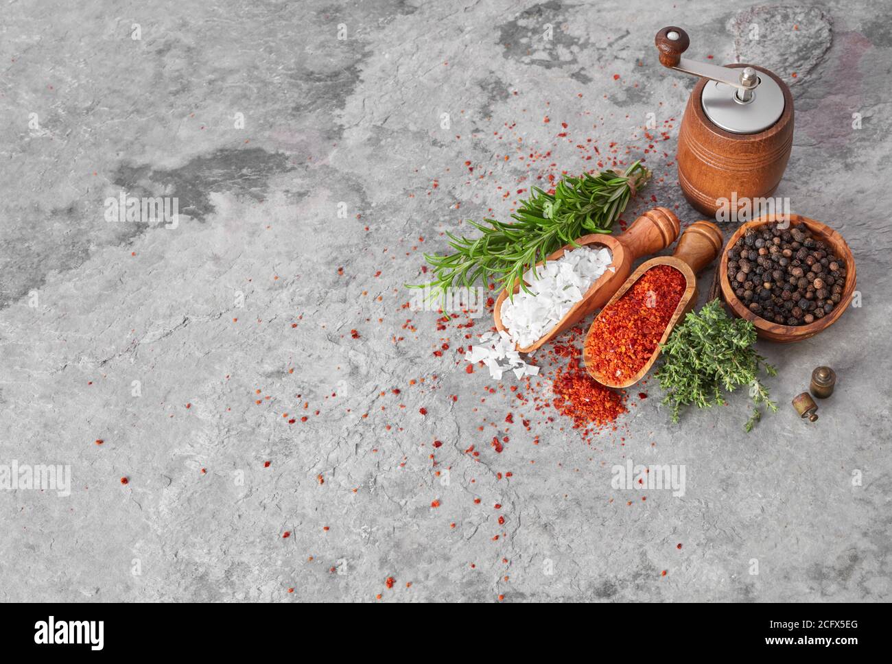 Kräuter und Gewürze auf Stein Hintergrund Stockfoto