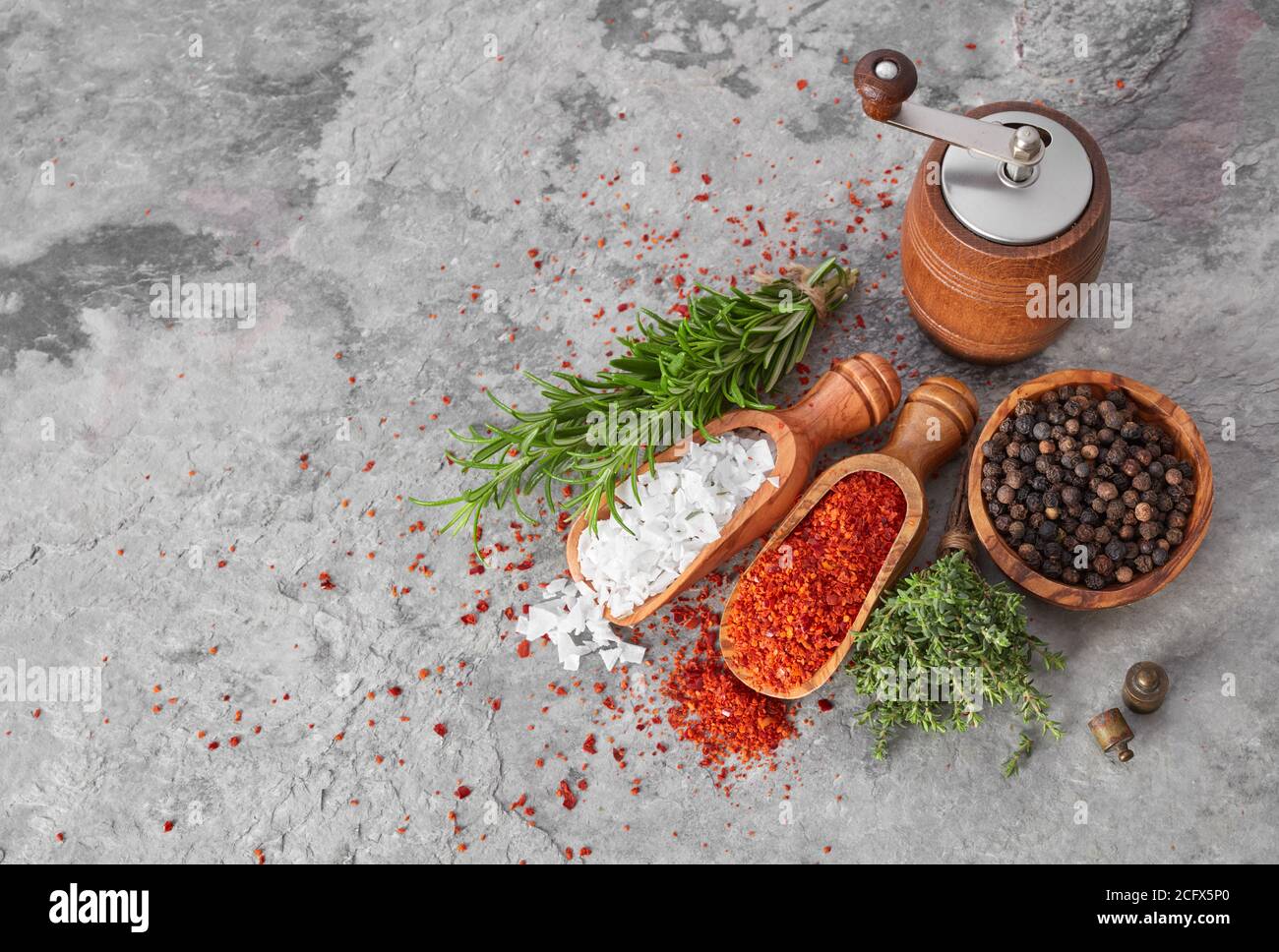 Gewürze und Kräuter auf Stein Hintergrund Stockfoto