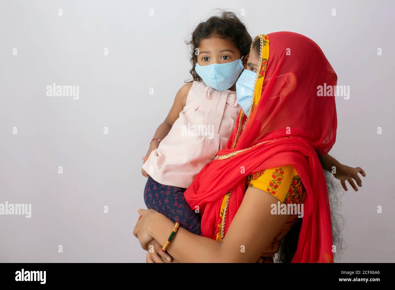 Mutter und Tochter tragen Maske Stockfoto