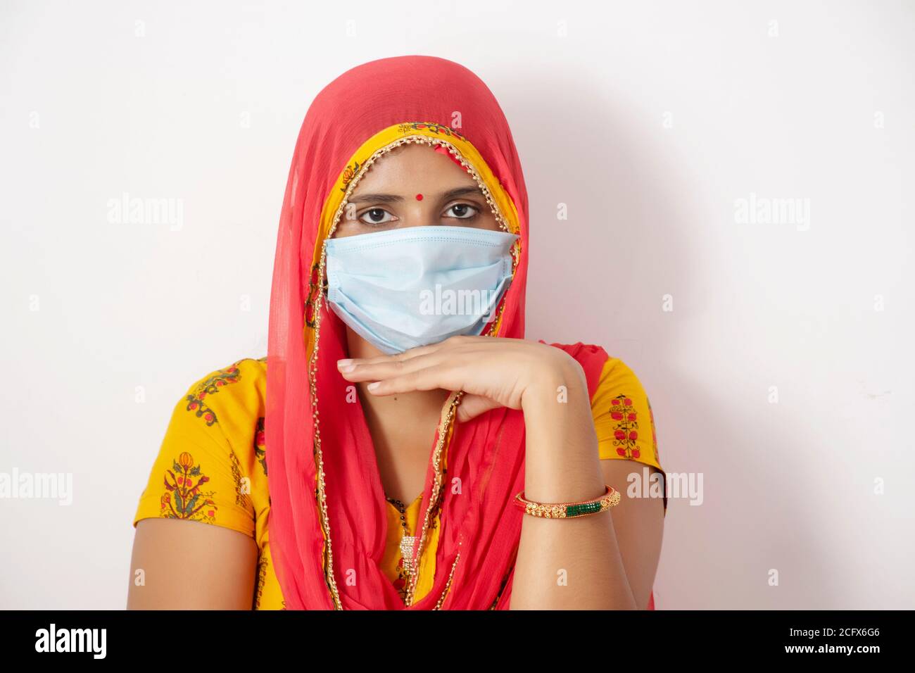 Indische Frau trägt Maske Stockfoto