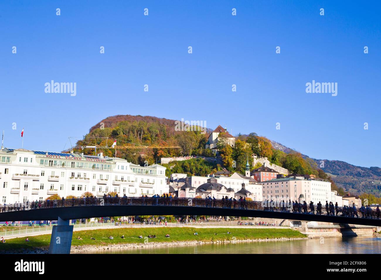 Makartsteg Brücke mit den Liebesschlössern über Salzach in Salzburg, Österreich. Stockfoto