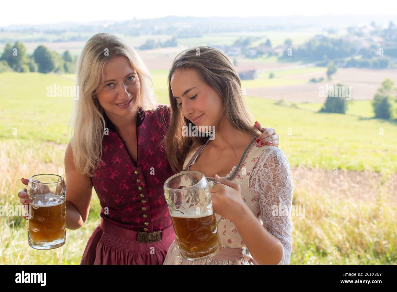 Zwei bayrische Mädchen mit Bier in der Natur Stockfoto