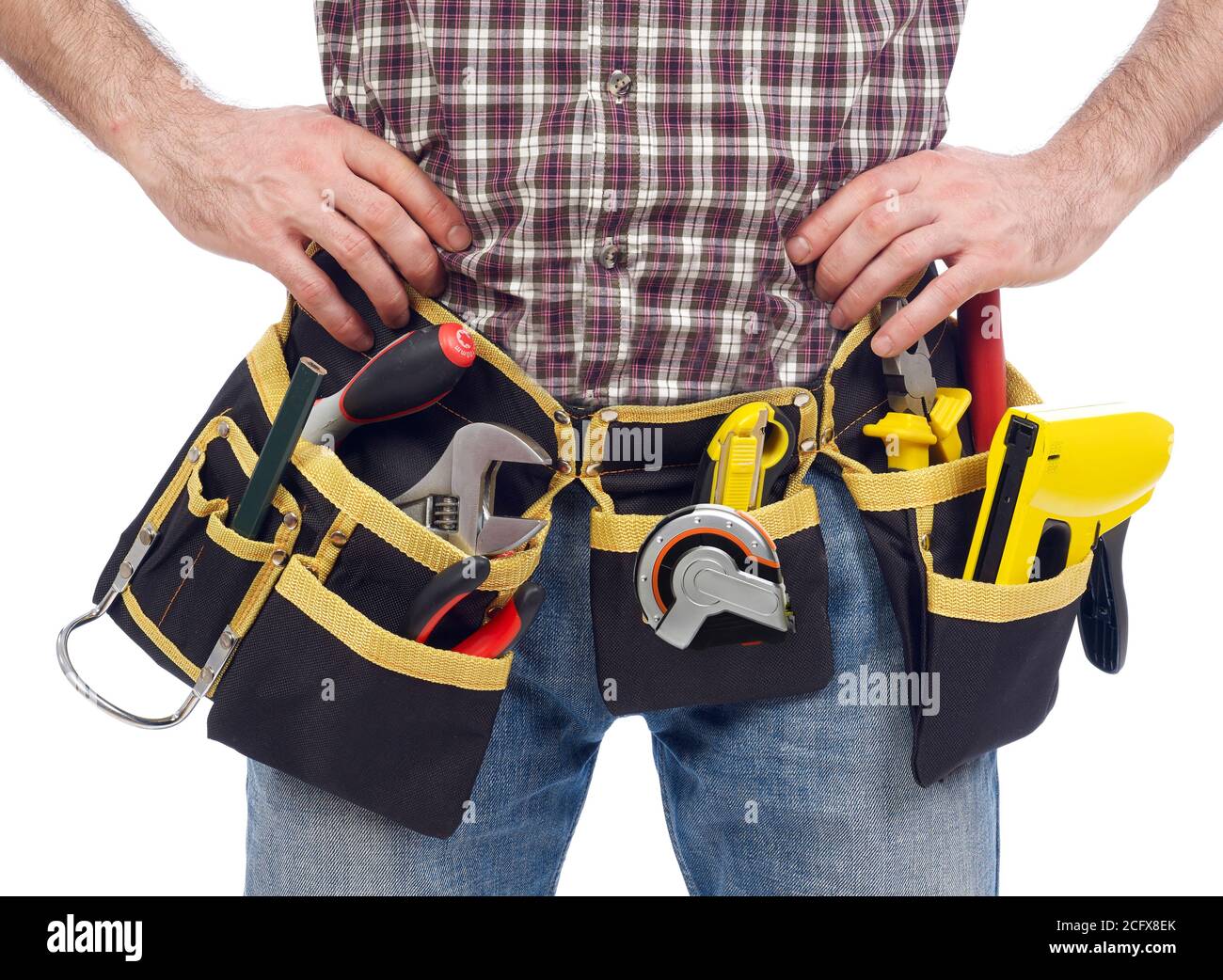 Zimmermann trägt einen Werkzeuggürtel, weißer Hintergrund Stockfoto