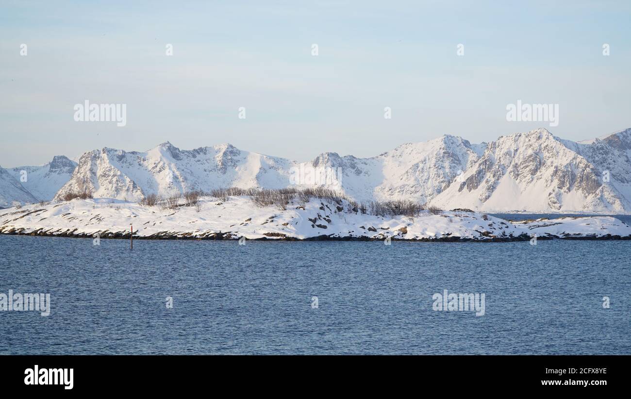 Kaltweiße Winterberglandschaften vom Henningsvaer Stadion auf der Lofoten Insel, Norwegen aus gesehen. Stockfoto