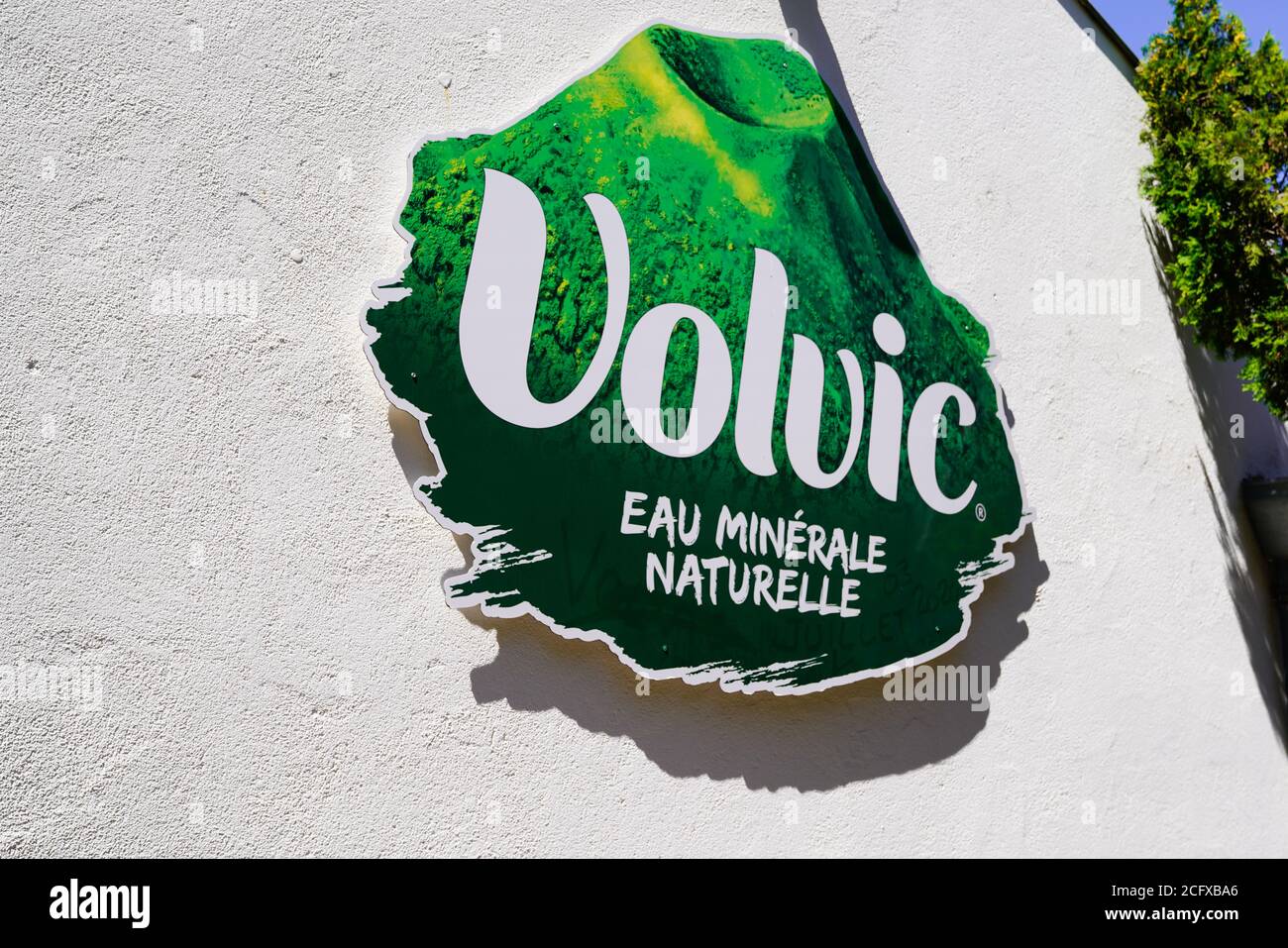 Volvic , Auvergne / Frankreich - 09 01 2020 : Volvic Zeichen Text und Logo auf dem Hauptsitz der industriellen Extraktionsfabrik und Wasserabfüllung Stockfoto