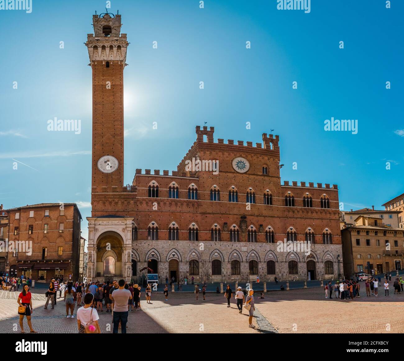 Schöner Blick auf das berühmte Rathaus Palazzo Pubblico mit dem kompletten Glockenturm Torre del Mangiaa, an einem sonnigen Tag auf der historischen Piazza del Campo... Stockfoto