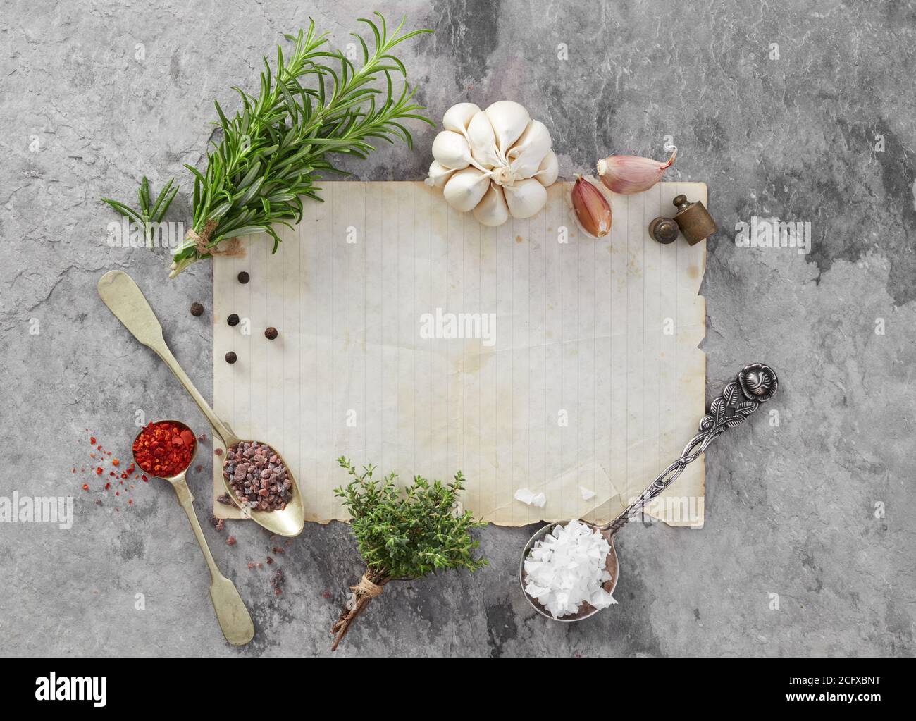 Leeres Papier, Kräuter und Gewürz auf Steingrund Stockfoto