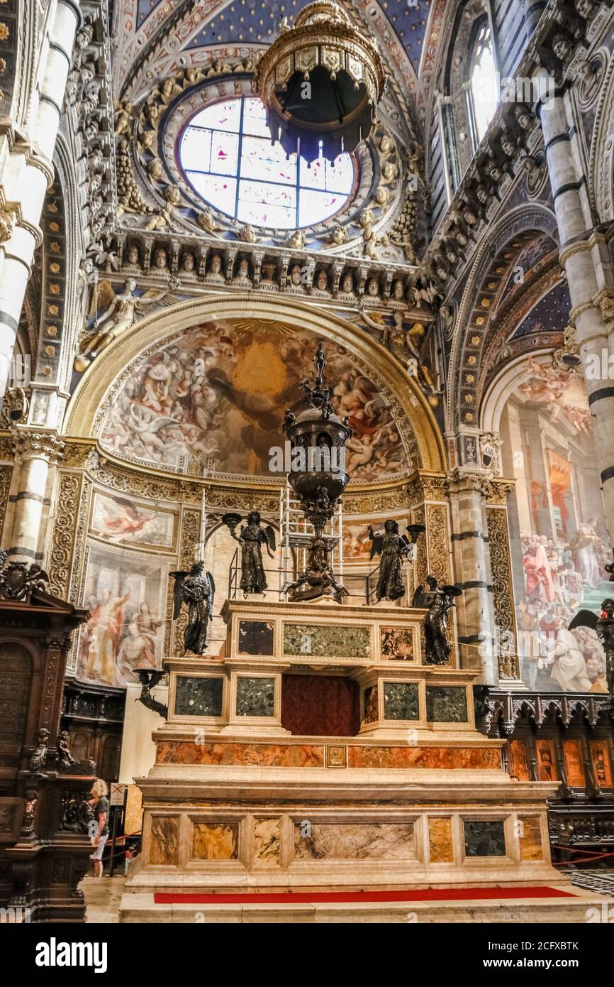 Schöne Nahaufnahme des beeindruckenden Marmor-Hochaltars des Presbyteriums im Dom von Siena. Es wurde 1532 von Baldassarre Peruzzi erbaut. Die... Stockfoto