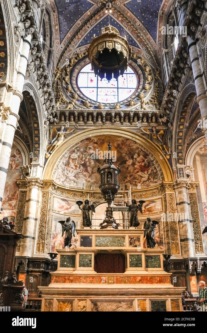 Große Nahaufnahme des aus Marmor gegossenen Hochaltars mit einem großen bronzenen eucharistischen Tabernakel im Presbyterium der berühmten Kathedrale von Siena. Der Hauptaltar Stockfoto