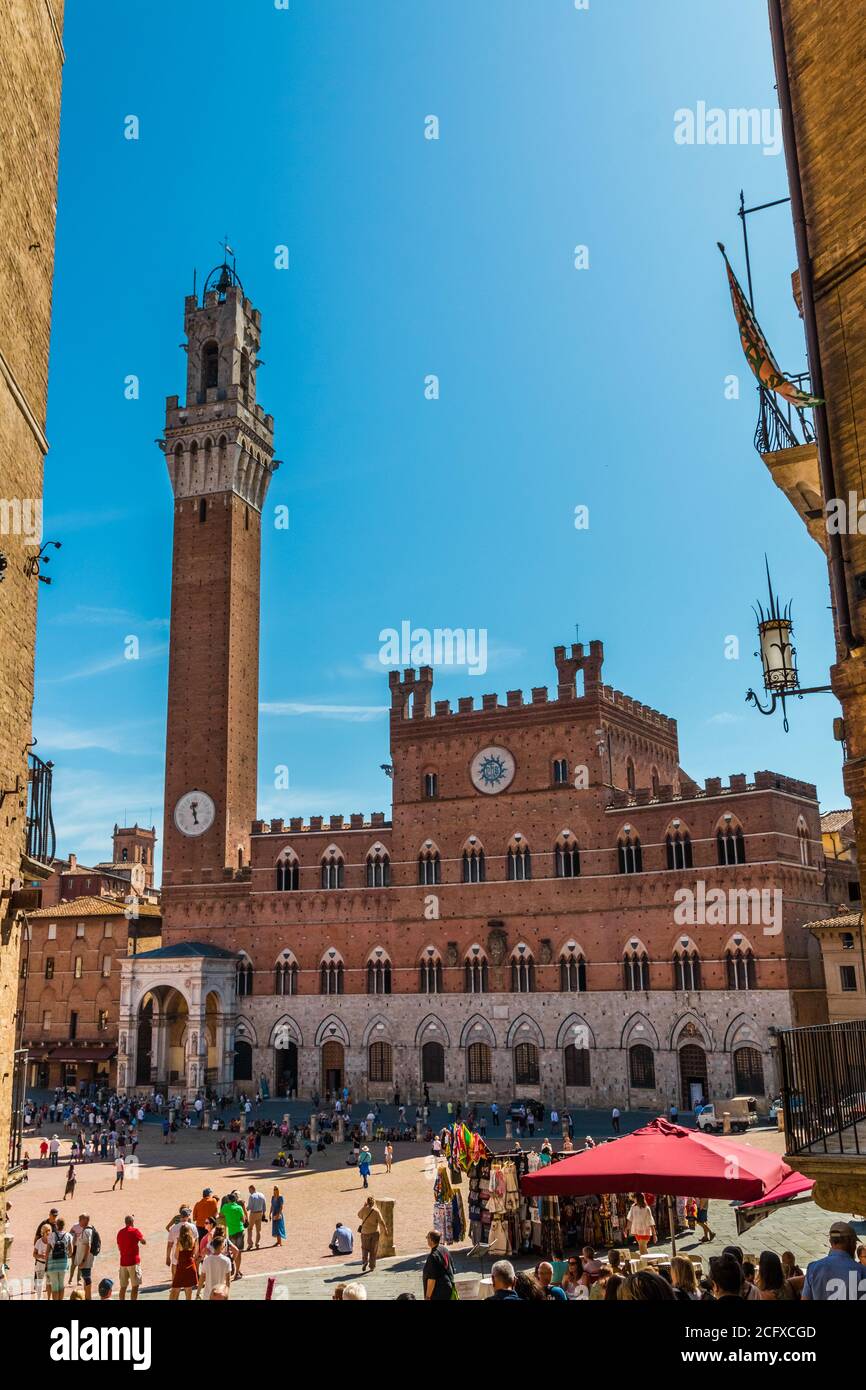 Schöne Porträtaufnahme des Rathauses Palazzo Pubblico mit dem kompletten Glockenturm Torre del Mangiaa und der Cappella di Piazza; aufgenommen auf der... Stockfoto
