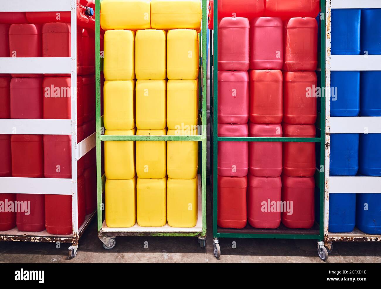 Rote, gelbe und blaue Kunststoffbehälter für Chemikalien. Stockfoto