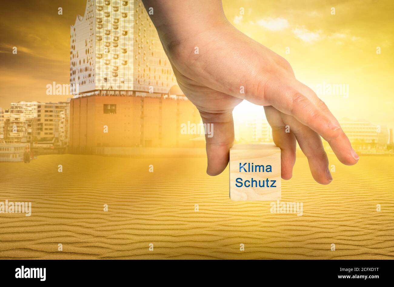 Klimaschutz nach einem abstrakten Bild von Hamburg vertreten Mit einem Kubus mit der deutschen Aufschrift Klimaschutz Stockfoto