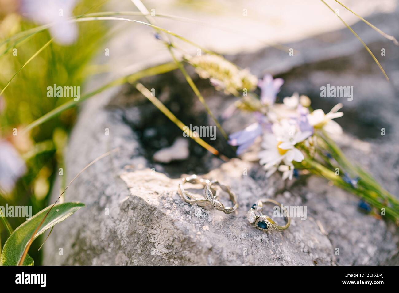 White Gold Wedding Rings On Stockfotos Und Bilder Kaufen Seite 13 Alamy