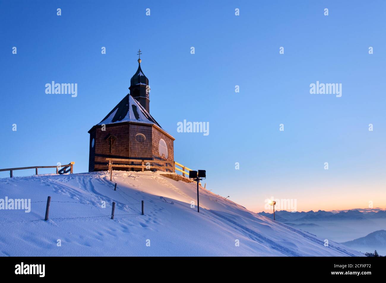 Geographie / Reisen, Deutschland, Bayern, Rottach-Egern, Kirchenheiligkreuz Richtung Wallberg (Gipfel) mit, Additional-Rights-Clearance-Info-Not-available Stockfoto