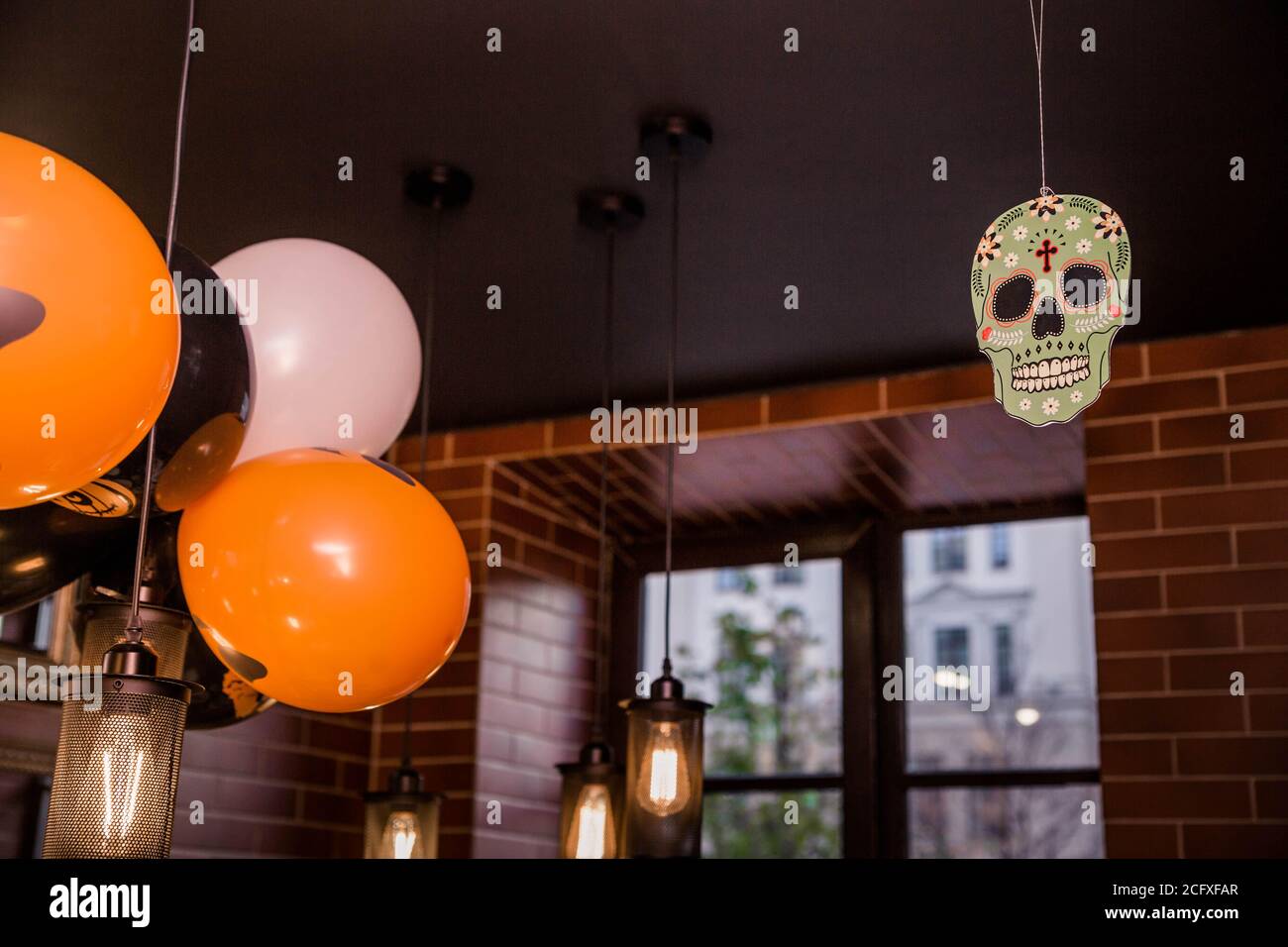 Elektrische Lampen und Luftballons als Halloween-Dekor in einem Café Stockfoto