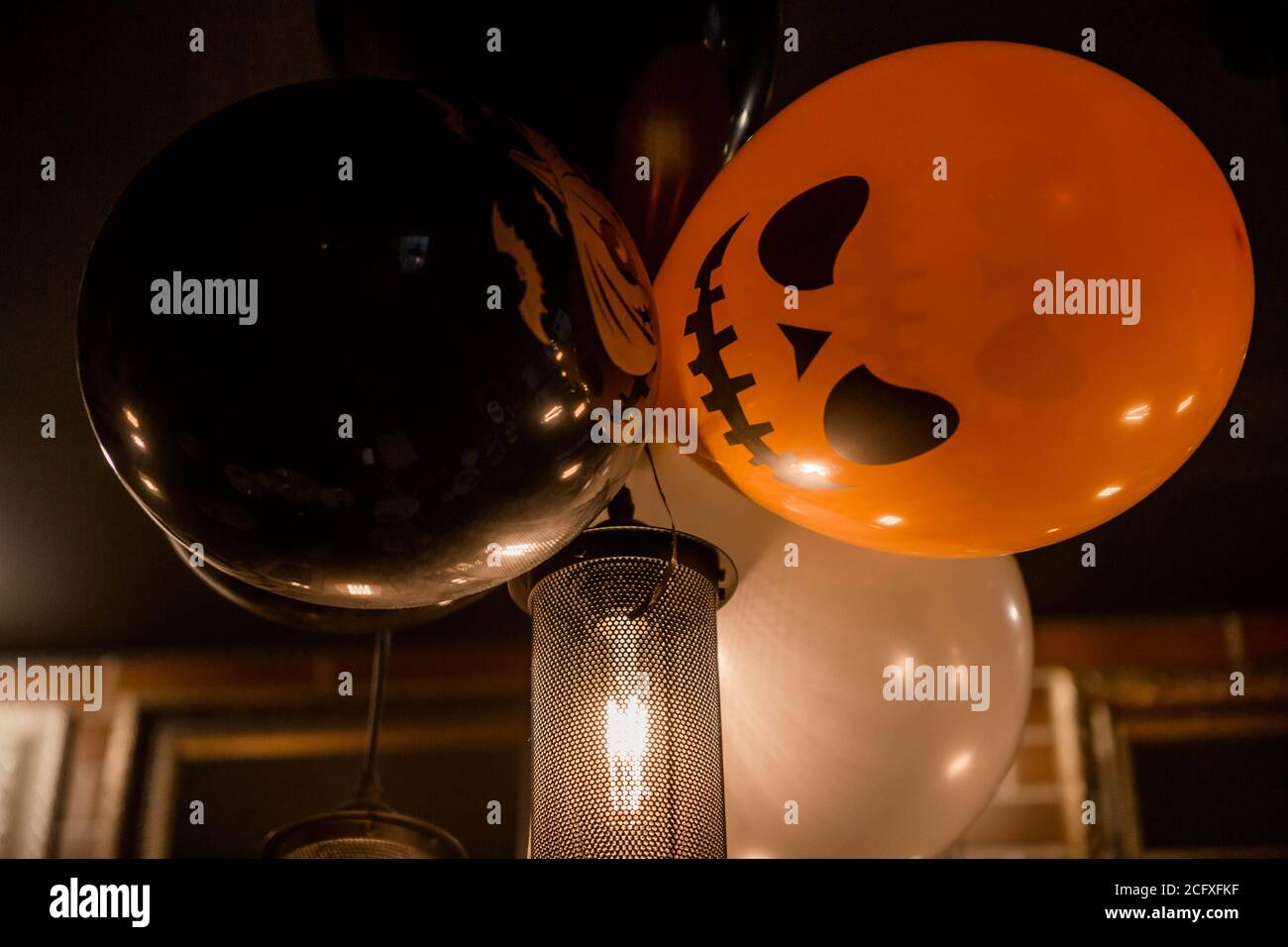 Elektrische Lampen und Luftballons als Halloween-Dekor in einem Café Stockfoto