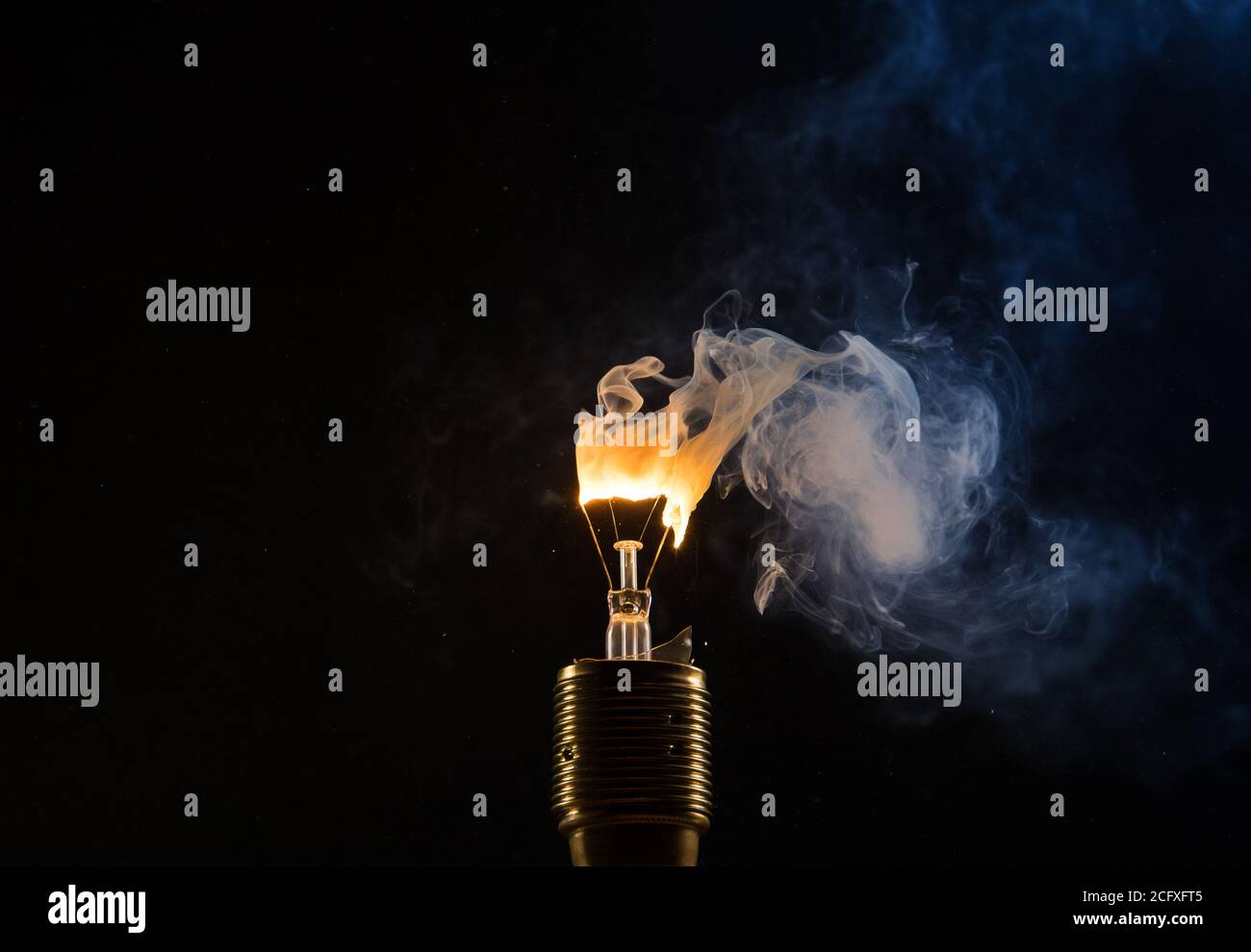 Brennende Glühbirne Stockfotos und -bilder Kaufen - Alamy