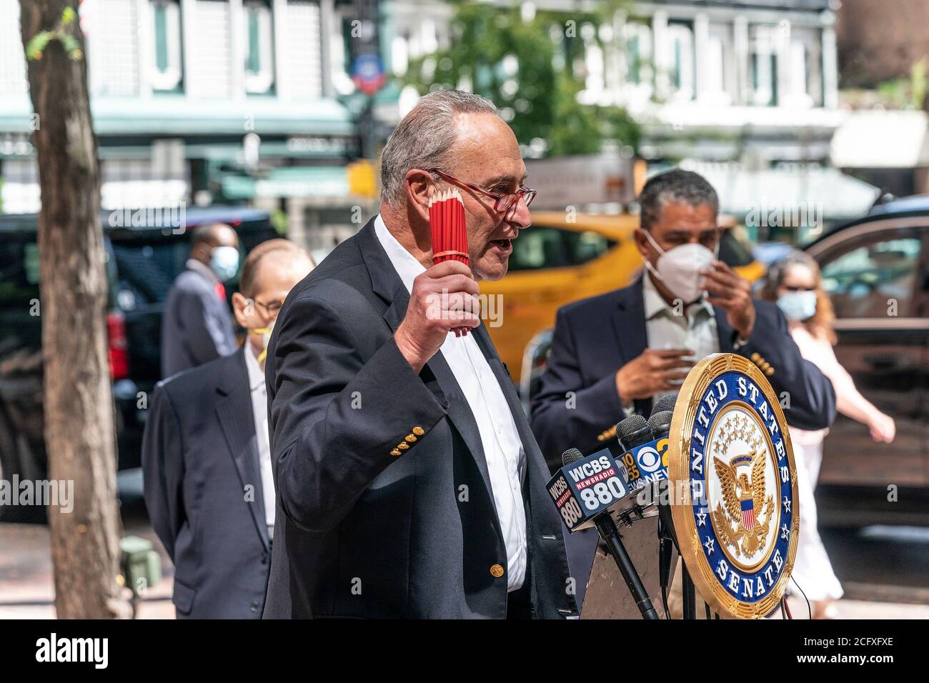 US-Senator Chuck Schumer und Mitglieder der NY House Delegation halten Medienbesprechungen auf der 3rd Avenue in Manhattan ab. Der US-Senator Charles Schumer kündigte an, dass er und andere Vertreter der New Yorker Kongressdelegation keine COVID-Hilfsentlastung unterstützen werden, die keine Hilfe für Staaten und lokale Behörden sowie für den öffentlichen Nahverkehr beinhalten wird. Senator sagte, dass der Heroes Act, der bereits von House mit parteiübergreifender Unterstützung verabschiedet wurde, der Maßstab für Verhandlungen mit Republikanern ist. (Foto von Lev Radin/Pacific Press) Stockfoto