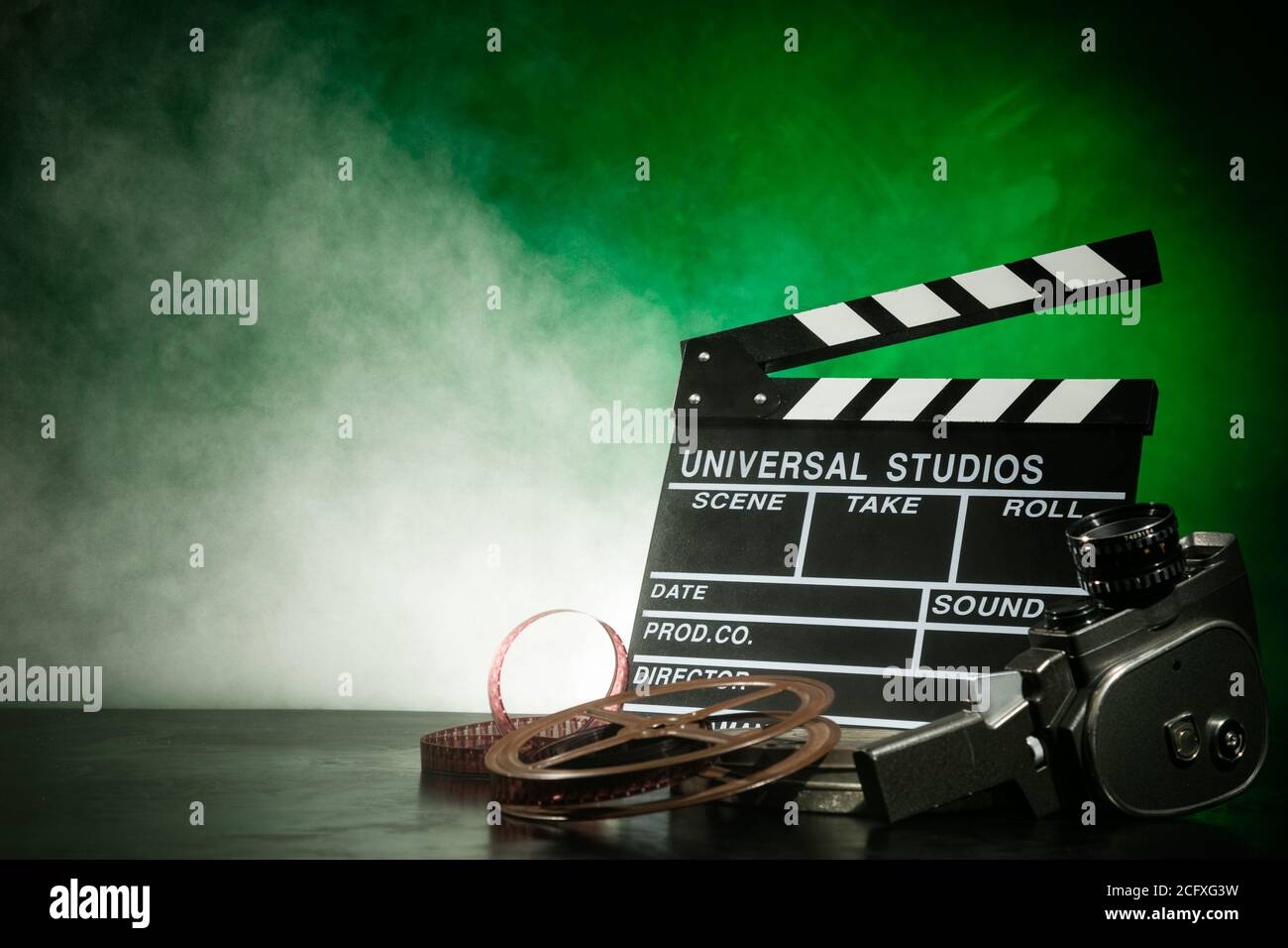 Vintage film claper mit Filmrolle und Kamera. Filmemacher Ausrüstung Hintergrund Stockfoto