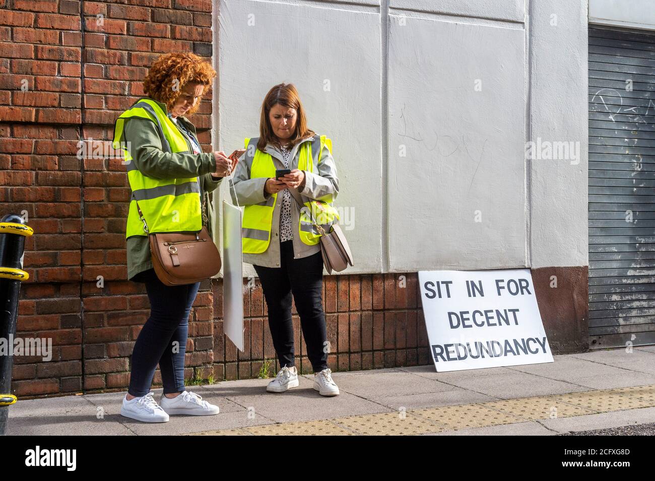 Cork, Irland. September 2020. Ehemalige Debenhams-Arbeiter betraten heute Morgen die geschlossenen Debenhams-Läden in Patrick Street, Cork und Henry Street, Dublin, um ihre Aktion zu eskalieren. Der Sit-in kommt, nachdem die Arbeiter behaupten, dass das ihnen von 1 Million Euro angebotene Entlassungsangebot lächerlich sei. Acht Ex-Arbeiter sind im Cork Store - fünf aus Cork, zwei aus Tralee und einer aus dem Mahon Point Store. Die Protestierenden haben Nahrung und sind bereit, es so lange draußen zu sitzen, wie es dauert, bis sie ein besseres Angebot erhalten. Quelle: AG News/Alamy Live News Stockfoto