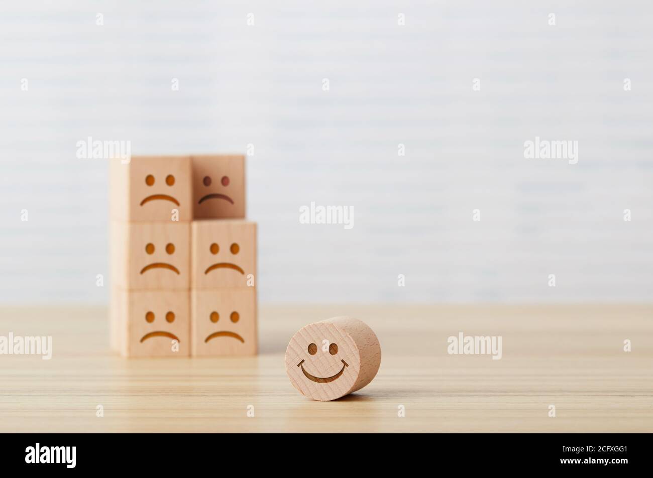 Smiley-Gesicht auf Holzwürfel Stockfoto