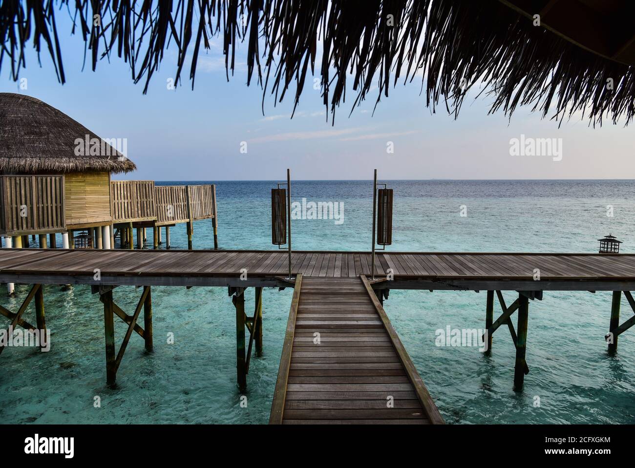 Der Blick auf den Steg von der Eingangstür einer Überwasser-Villa in einem Luxusresort auf den Malediven. Stockfoto