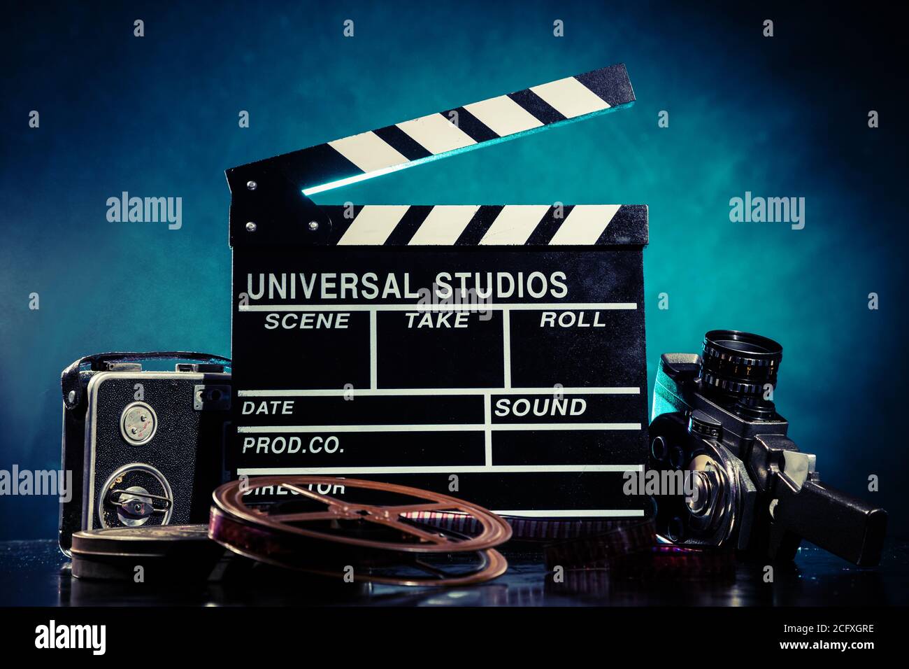 Vintage film claper mit Filmrolle und Kamera. Filmemacher Ausrüstung Hintergrund Stockfoto